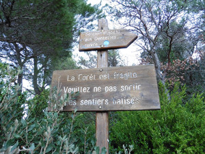 Balisage sentier des dentelles près des chambres d'hôtes de l'Esclériade au pied du Ventoux