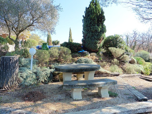 La chambre d'hôtes l'Esclériade et ses jardins provençaux au pied du Mont Ventoux